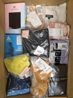 The photo shows a package with clothing in the category AU.