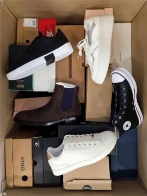 The photo shows a package with footwear in the category BS.