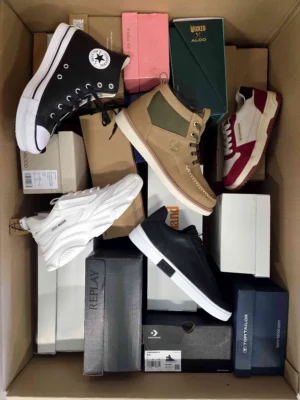 The photo shows a package with footwear in the category BS.