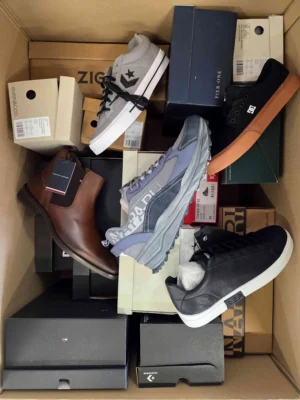 The photo shows a package with footwear in the category BS.