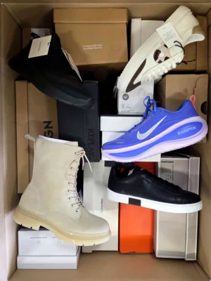 The photo shows a package with footwear in the category BS.