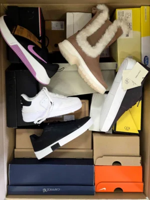 The photo shows a package with footwear in the category BS.