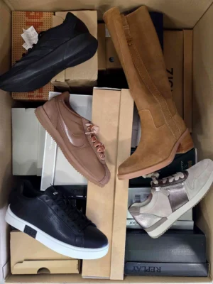 The photo shows a package with footwear in the category BS.