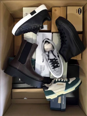 The photo shows a package with footwear in the category BS.