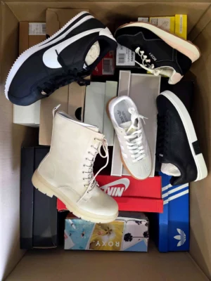 The photo shows a package with footwear in the category BS.