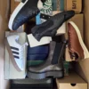 The photo shows a package with footwear in the category BS.