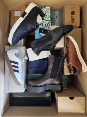 The photo shows a package with footwear in the category BS.