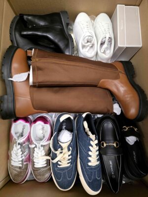 The photo shows a package with clothing in the category BPS.