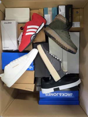 The photo shows a package with footwear in the category BS.