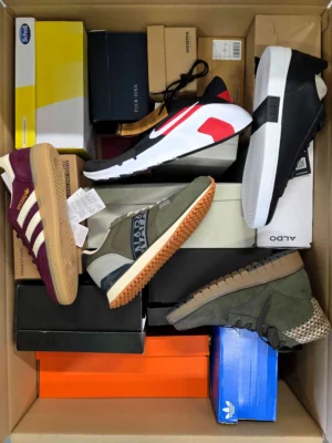 The photo shows a package with footwear in the category BS.