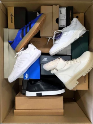 The photo shows a package with footwear in the category BS.