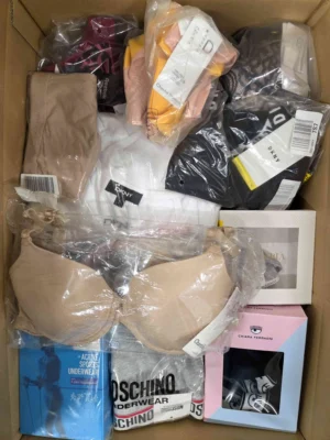 The photo shows a package with clothing in the category AU.