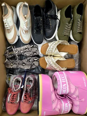 The photo shows a package with footwear in the category BSU.