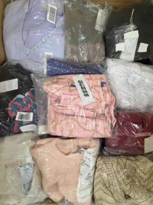 The photo shows a package with clothing in the category B.