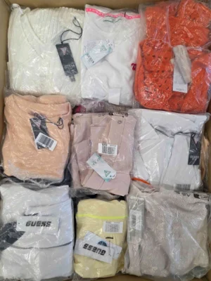 The photo shows a package with clothing in the category B.