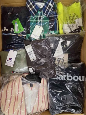 The photo shows a package with clothing in the category AM.