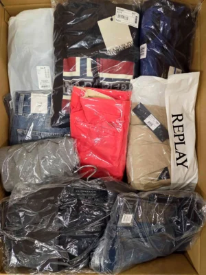The photo shows a package with clothing in the category AM.