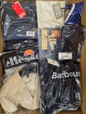 The photo shows a package with clothing in the category AM.
