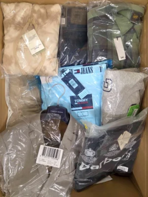 The photo shows a package with clothing in the category AM.