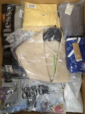 The photo shows a package with clothing in the category AM.