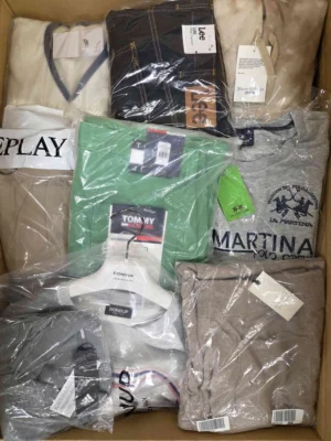 The photo shows a package with clothing in the category AM.