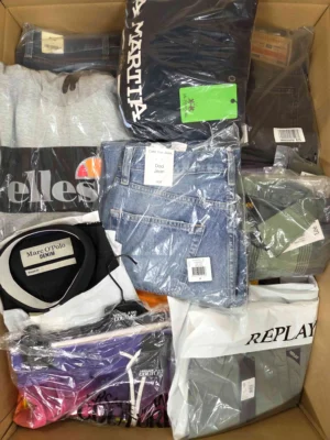 The photo shows a package with clothing in the category AM.