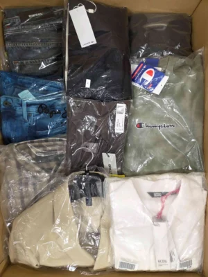 The photo shows a package with clothing in the category AM.