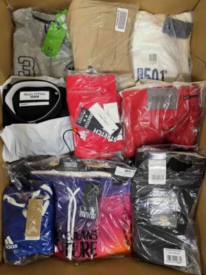The photo shows a package with clothing in the category AM.