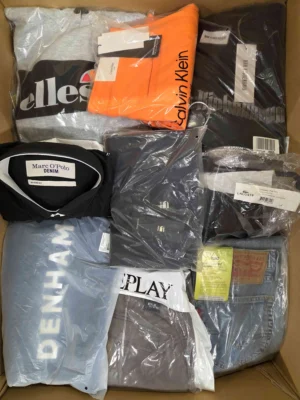 The photo shows a package with clothing in the category AM.