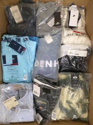 The photo shows a package with clothing in the category AM.