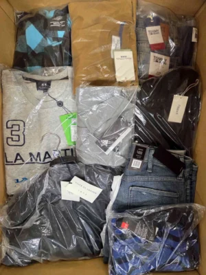 The photo shows a package with clothing in the category AM.
