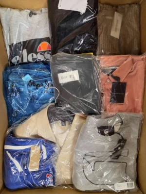 The photo shows a package with clothing in the category AM.