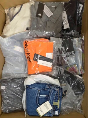 The photo shows a package with clothing in the category AM.