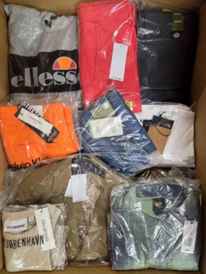 The photo shows a package with clothing in the category AM.