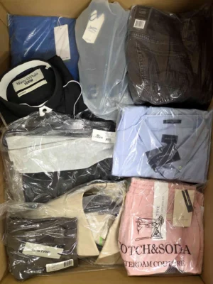 The photo shows a package with clothing in the category AM.