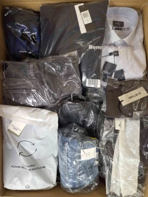The photo shows a package with clothing in the category AM.