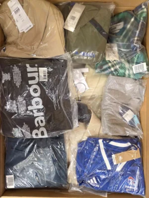 The photo shows a package with clothing in the category AM.