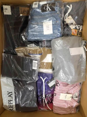 The photo shows a package with clothing in the category AM.