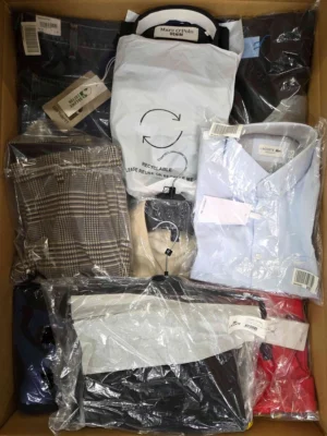 The photo shows a package with clothing in the category AM.