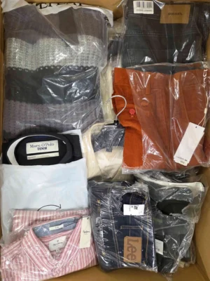 The photo shows a package with clothing in the category AM.