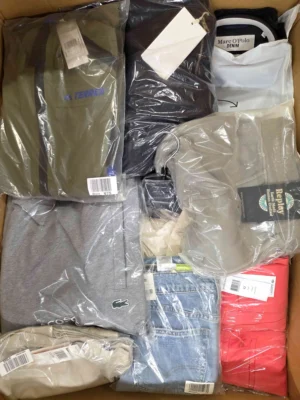 The photo shows a package with clothing in the category AM.