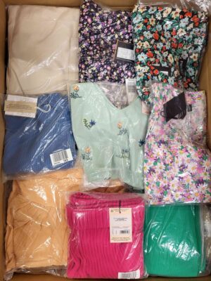 The photo shows a package with clothing in the category AR.