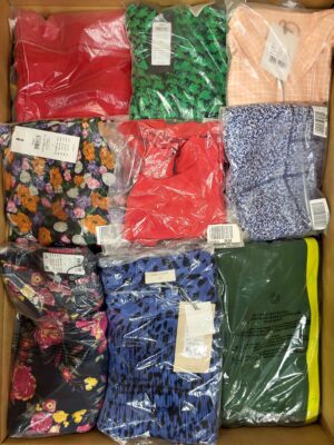 The photo shows a package with clothing in the category AR.