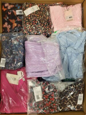 The photo shows a package with clothing in the category AR.