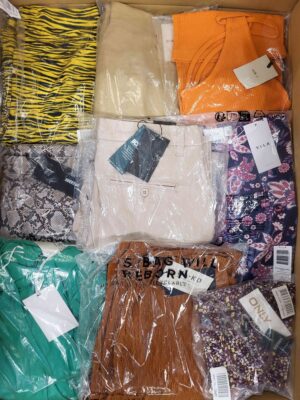 The photo shows a package with clothing in the category AR.