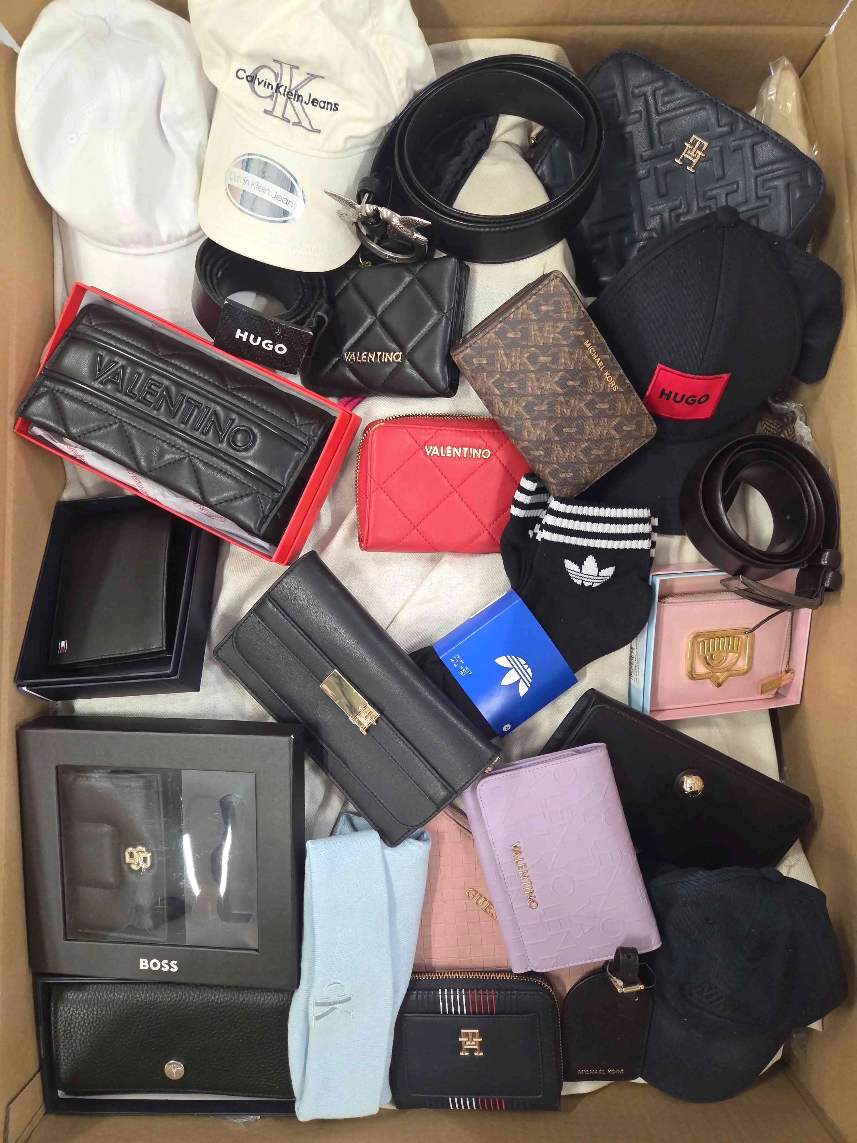 AC538 3 The picture shows a package with accessories in the category AC.