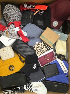 The picture shows a package with accessories in the category AC.