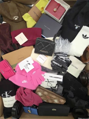 The picture shows a package with accessories in the category AC.