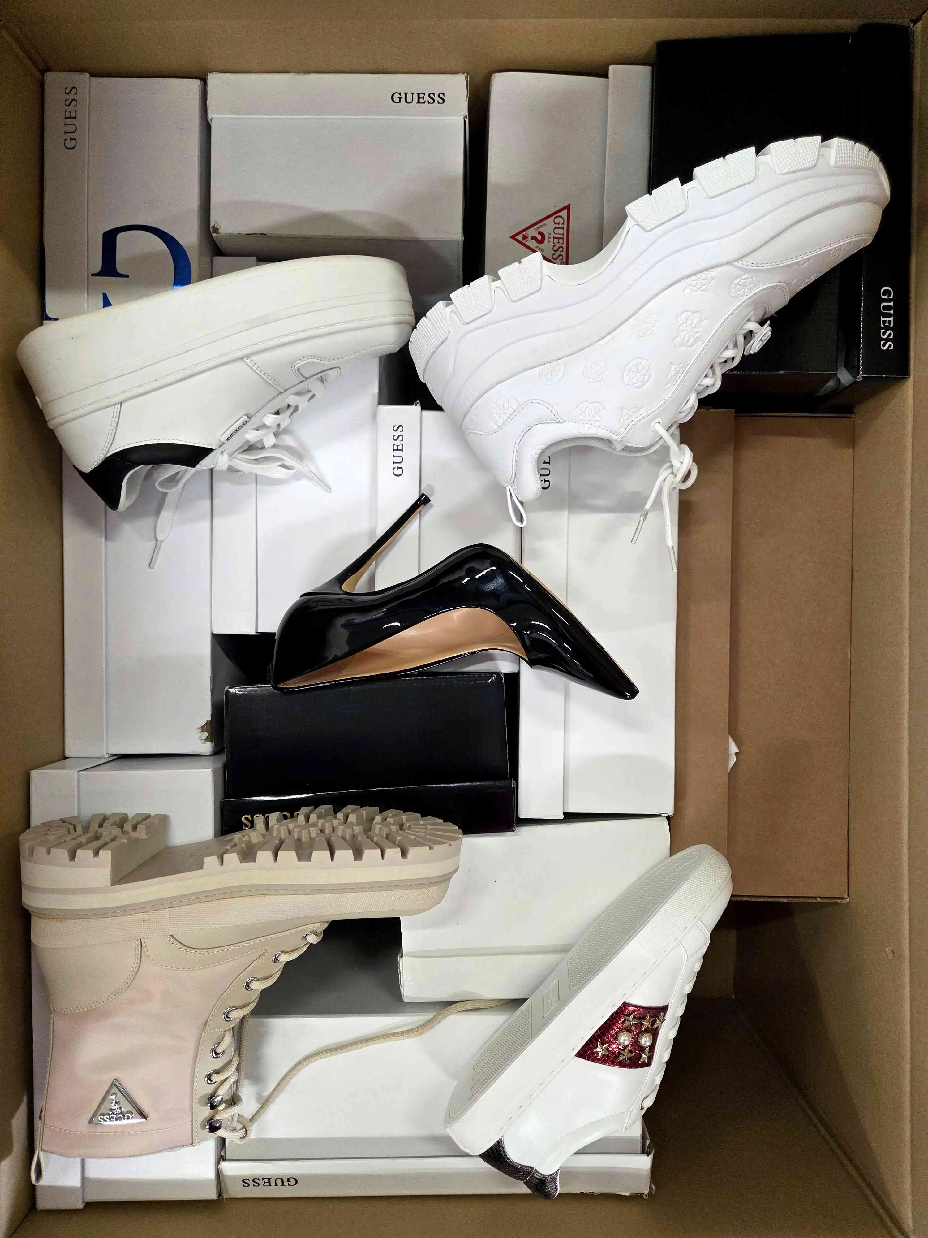 GBS545 3 The photo shows a package with footwear in the category BS.