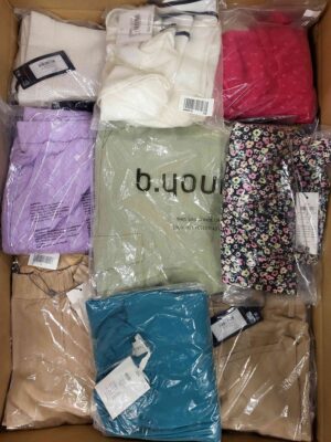 The photo shows a package with clothing in the category AR.
